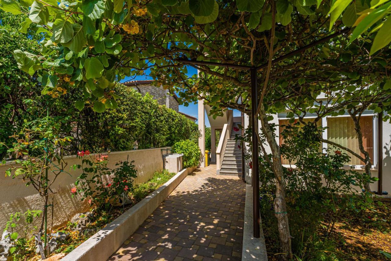 Apartmani Mirela Banjole Exterior foto